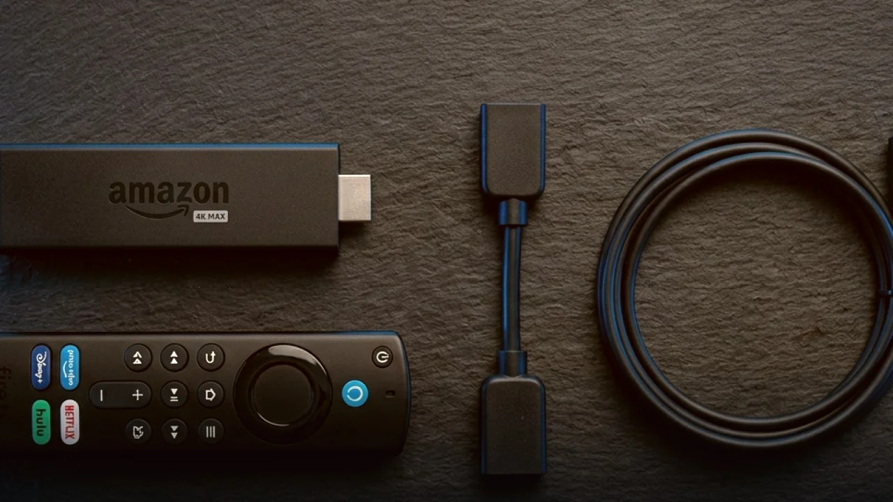 Télécommande Smart TV et menu d'installation de l'application